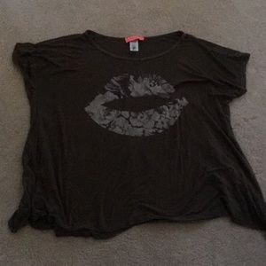 Lip tee